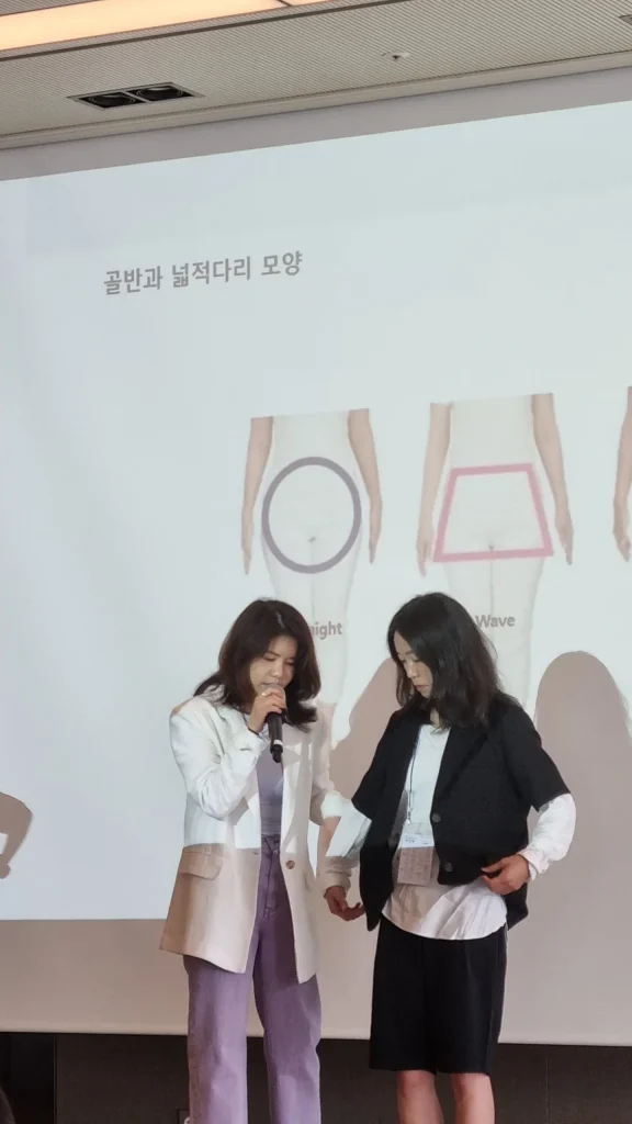 체형 진단 강의에서 골반과 넓적다리 모양 슬라이드를 설명하는 모습