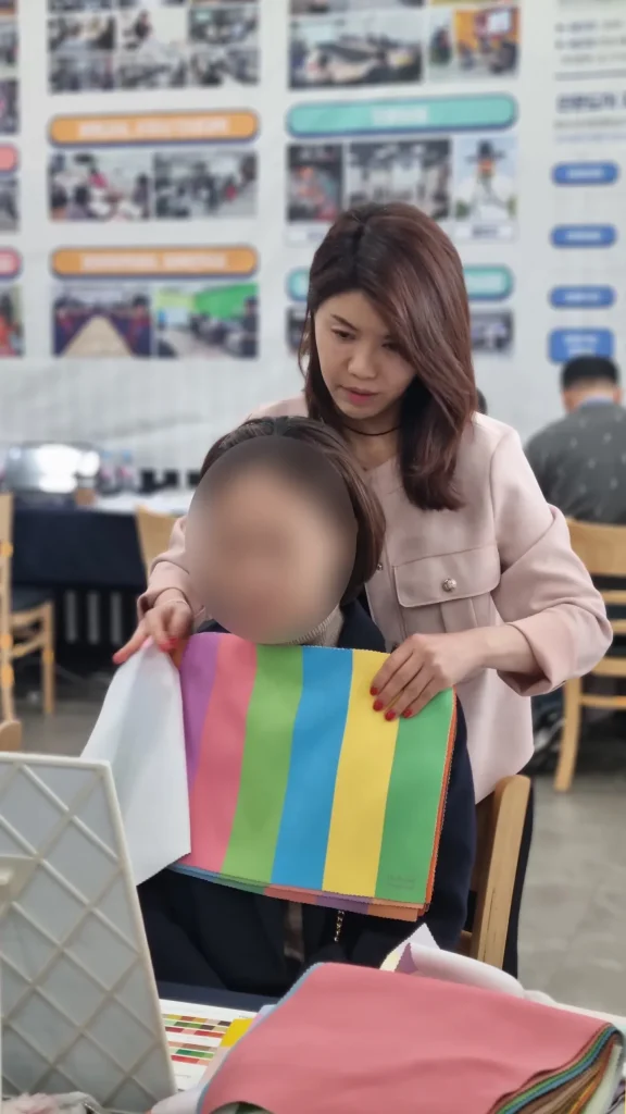 여러 색상의 컬러 드레이프 천을 부채꼴로 펼쳐 보이는 모습
