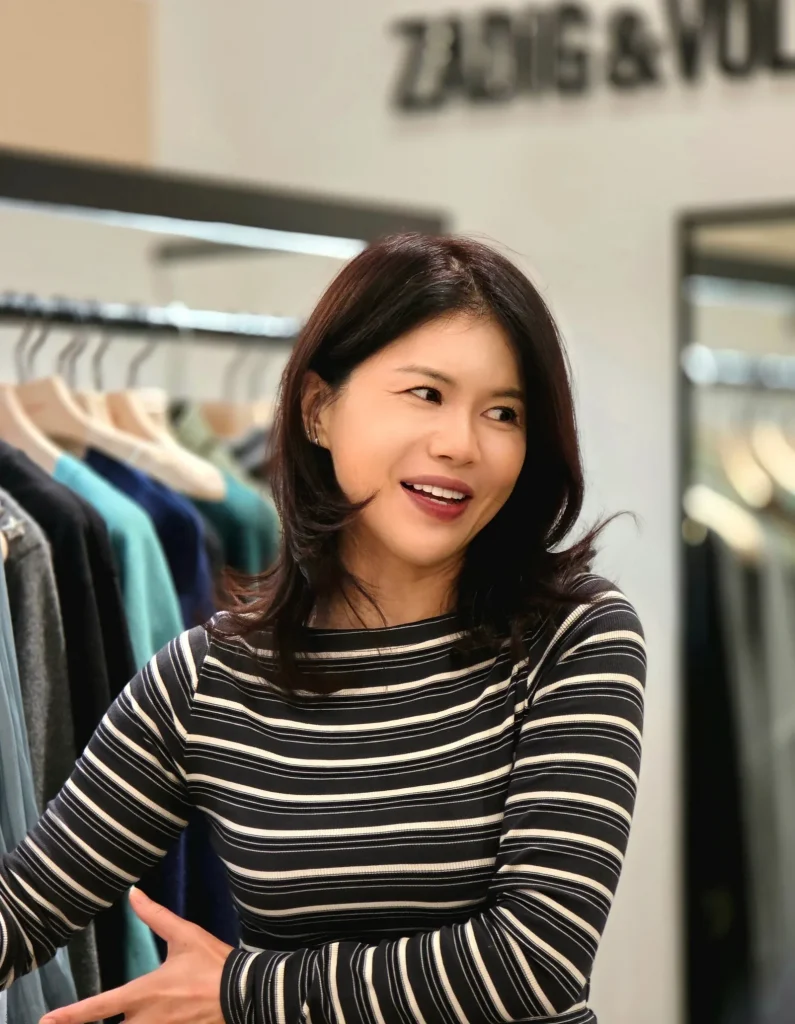 매장에서 옷을 들어 보이며 컬러를 설명하는 모습