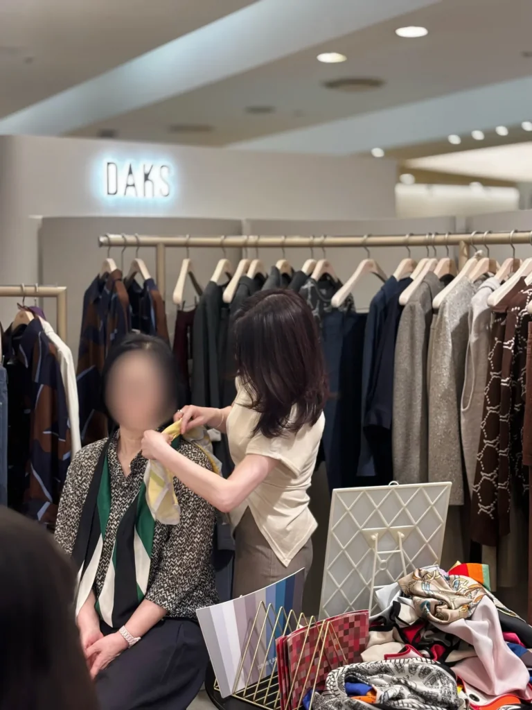 매장에서 스카프를 매어주며 스타일링을 진단하는 모습