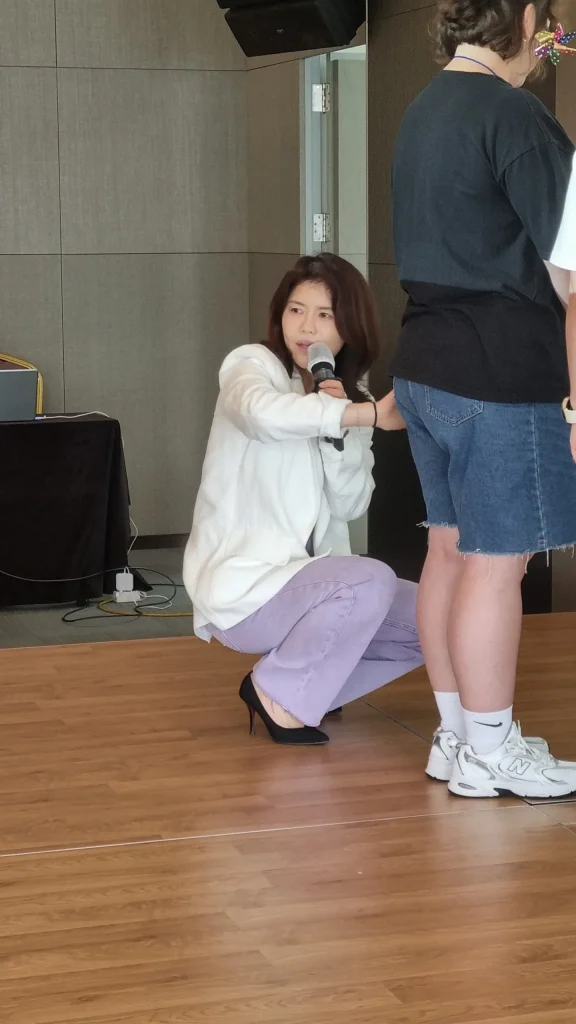 세미나 홀에서 마이크를 들고 체형 진단을 설명하는 모습