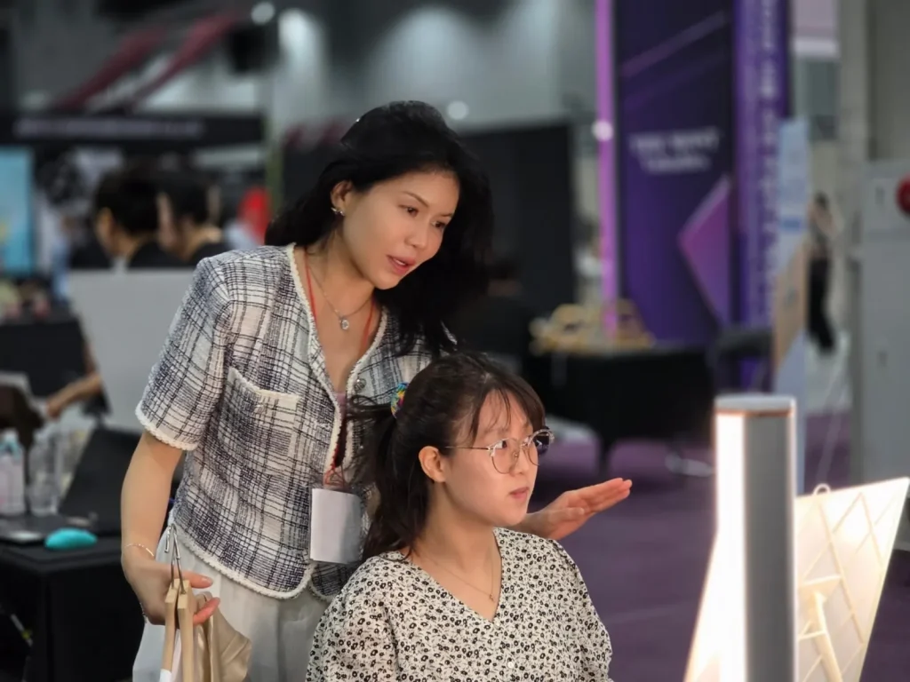 박람회 부스에서 스타일링 포인트를 설명하는 모습